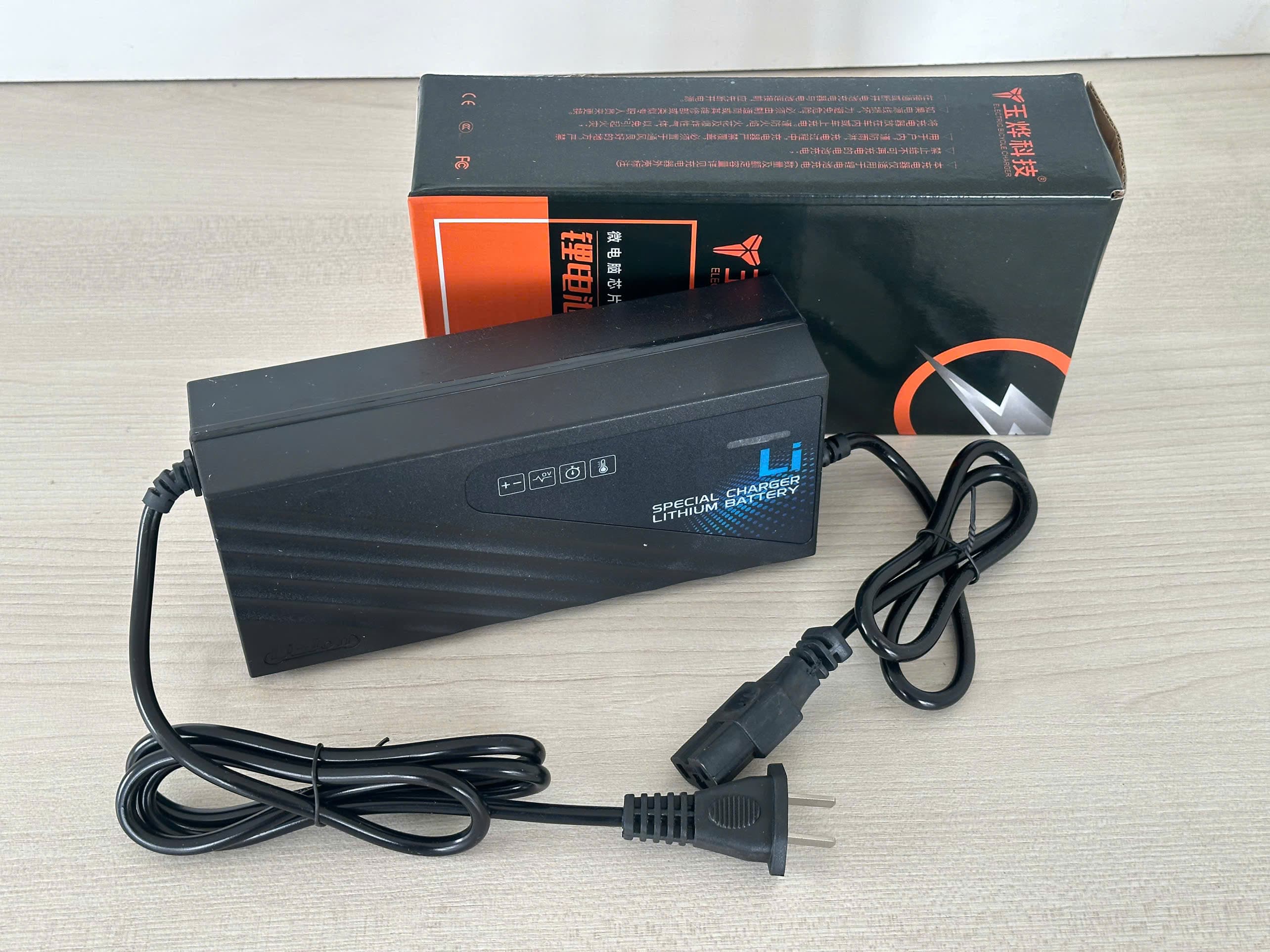 Bộ sạc pin Lithium 60V 3A